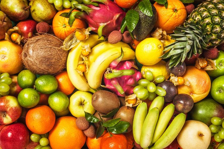 Fargerik samling av frukt, inkludert bananer, epler, dragerfrukt, appelsiner, ananas og druer.