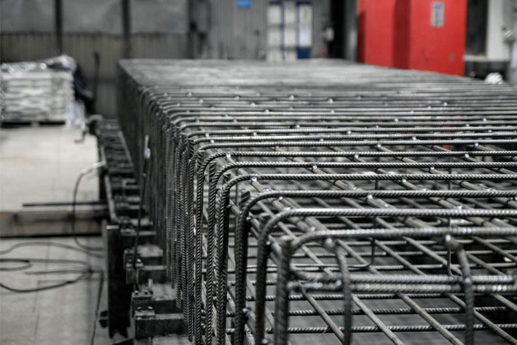 Stålrammer stablet i en fabrikk, klare for videre bearbeiding i produksjonsprosessen.