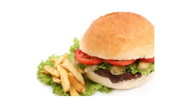 Saftig hamburger med tomat, salat og agurk, servert med sprø pommes frites ved siden av.