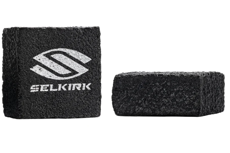 Svart svamp med Selkirk-logo, brukt til å forbedre grep på sportsutstyr som padelracketer.