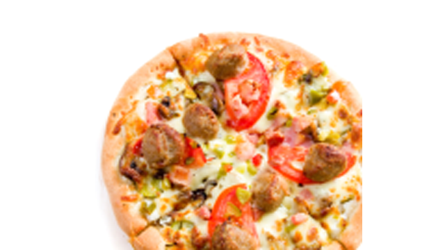 En pizza med kjøttboller, tomater, paprika og ost på en lys bakgrunn.