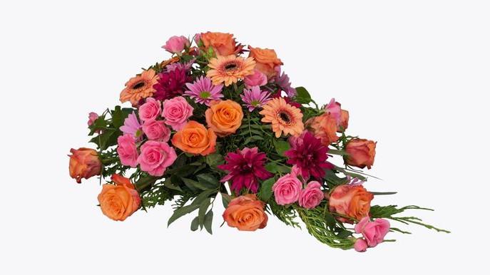 En fargerik bukett med roser, gerbera og andre blomster i rosa, oransje og lilla nyanser.