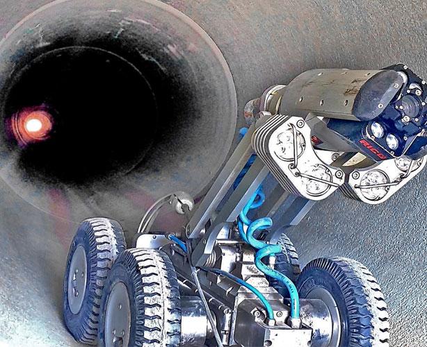 En robot med kamera og hjul som utforsker en mørk tunnel.
