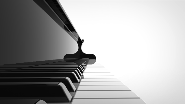 Et nærbilde av et svart piano med tangenter og en lys bakgrunn.