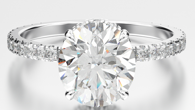 En elegant forlovelsesring med en oval diamant og små diamanter langs ringen.