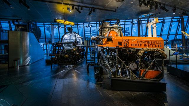 En utstilling med dykkerutstyr og undervannsforskning ved Continental Shelf Institute.