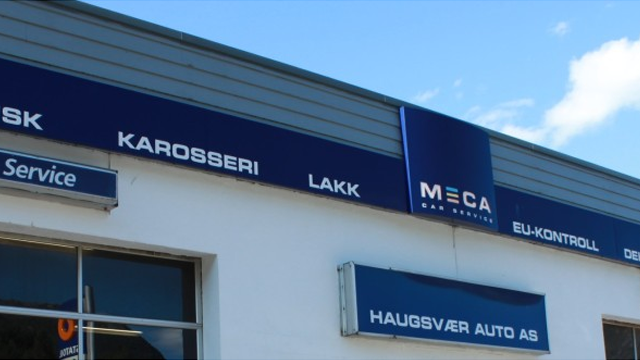 Skilt på en bilverksted med teksten "MECA", "Haugsve Auto AS" og tjenester som "Karosseri" og "Lakk".