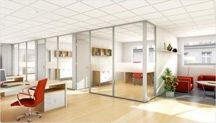 Moderne kontorinnredning med glassvegger, skrivebord, stoler og planter i et lyst rom.