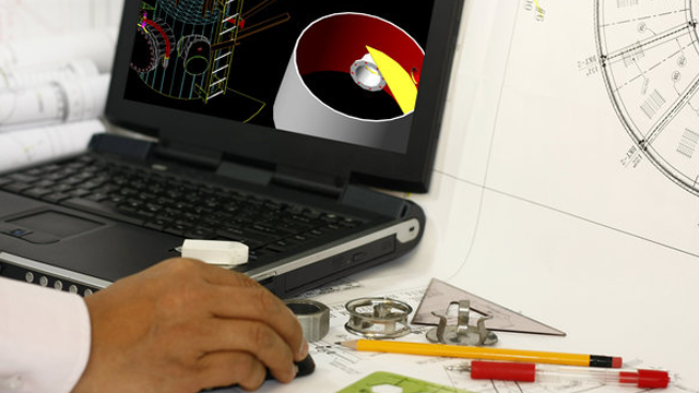 En person som arbeider med tekniske tegninger og en laptop som viser 3D-modellering av en sylinder.