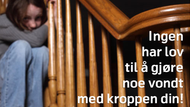 En jente sitter sammenkrøpet på trappen, med en bekymret uttrykk, omgitt av treverk og tekst som oppfordrer til beskyttelse.