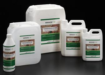 Flere beholdere med Boracox, et produkt for skadedyrbekjempelse, på svart bakgrunn.