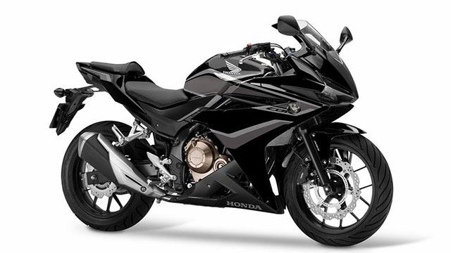 En svart Honda motorsykkel med sporty design og moderne detaljer, stående på en hvit bakgrunn.