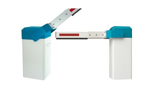 Automatisk bom med blå og hvite detaljer, brukt til å kontrollere tilgang til parkeringsplasser.
