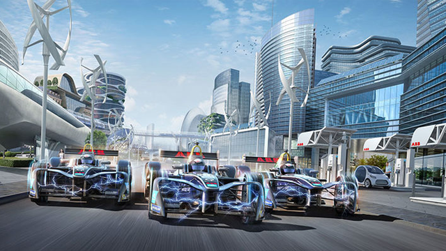 Tre elektriske racerbiler kjører gjennom en moderne by med futuristiske bygninger og vindturbiner.