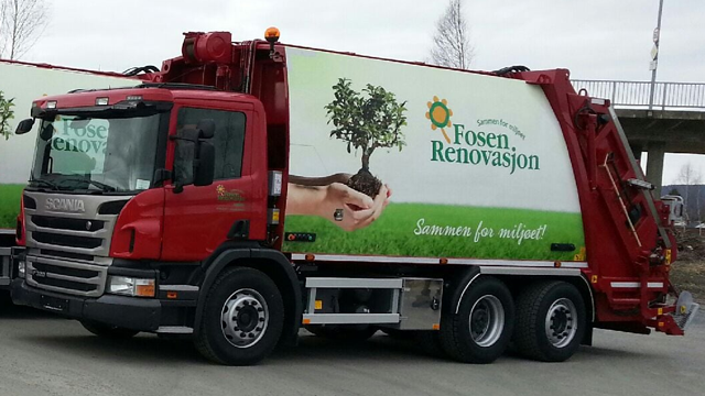 Rød renovasjonsbil med logoen til Fosen Renovasjon og et tre på siden, parkert på en vei.