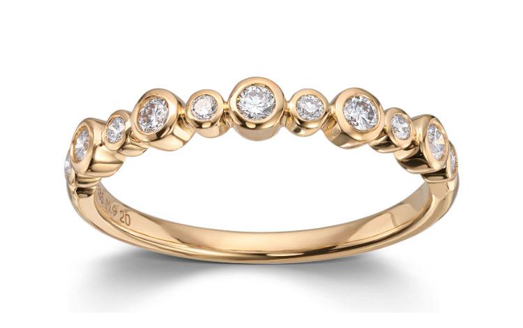 En elegant gullring med diamanter i forskjellige størrelser, perfekt for forlovelse eller som smykke.