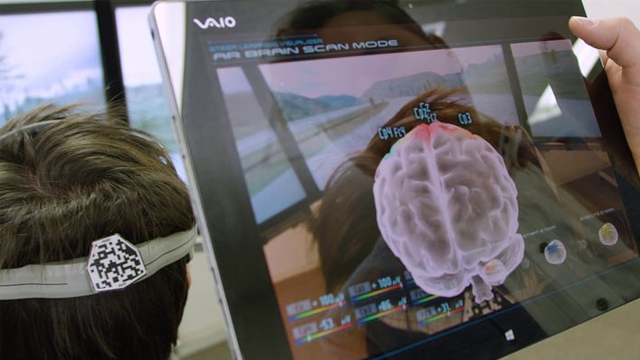 En person ser på en nettbrett som viser en 3D-modell av en hjerne under en hjerneskanning.