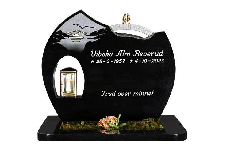 Minnegravstein med inskripsjon, lys og blomster, til minne om Vibeke Alm Røerud, født 28. mars 1957, død 14. oktober 2023.