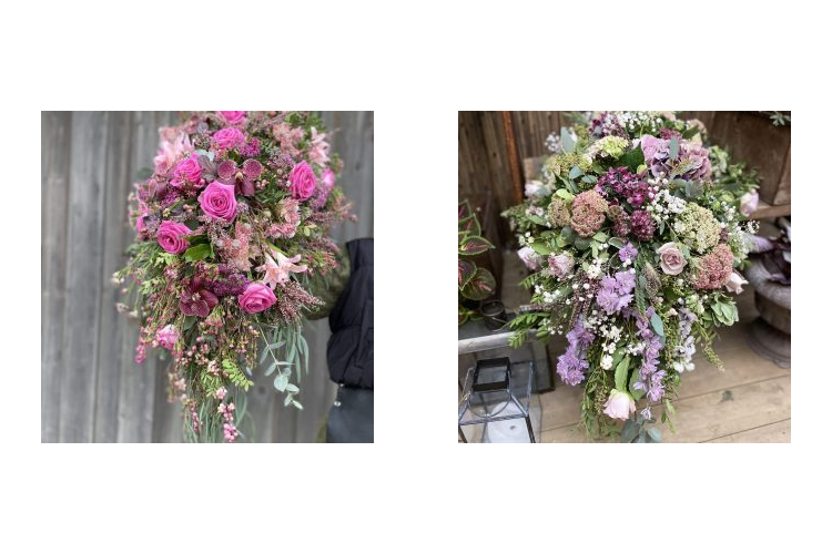 En bukett med rosa og lilla blomster, inkludert roser og fresia, med grønt bladverk i bakgrunnen.