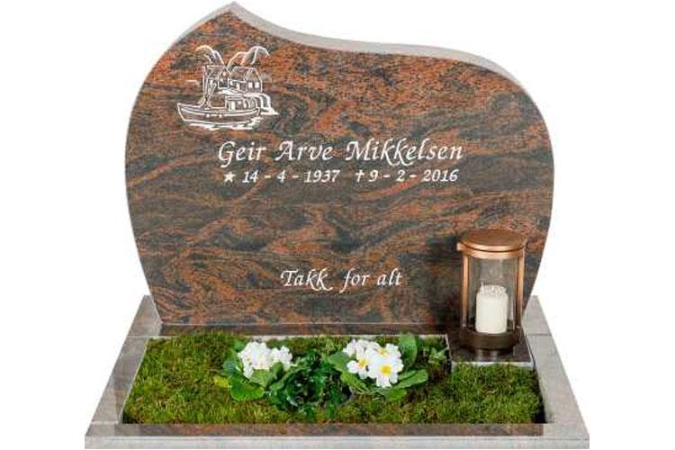 Gravstein med inskripsjon for Geir Arve Mikkelsen, dekorert med blomster og lys.