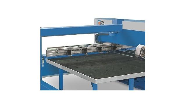 En blå maskin med en flat arbeidsflate og ruller for kutting av materialer.