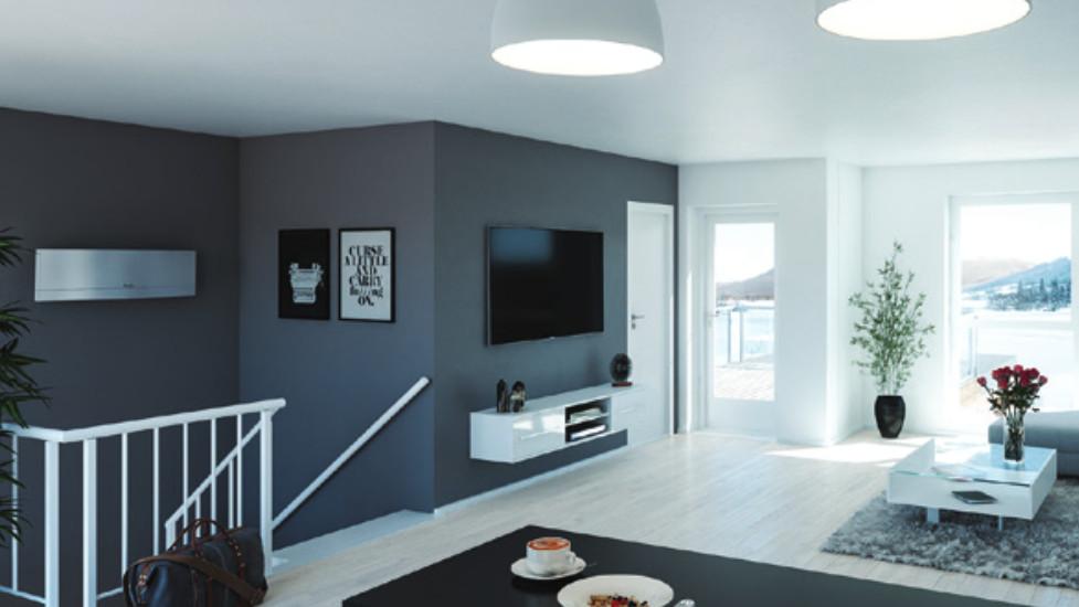 Moderne stue med grå vegg, TV, spisebord med mat og blomster, samt store vinduer som slipper inn naturlig lys.