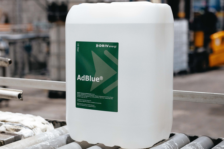 En plastkanne med AdBlue, en væske for reduksjon av utslipp i dieselmotorer, står på en produksjonslinje.
