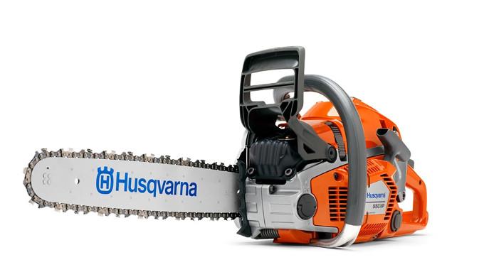 Husqvarna motorsag med oransje design og lang kjede, perfekt for hagearbeid og trepleie.