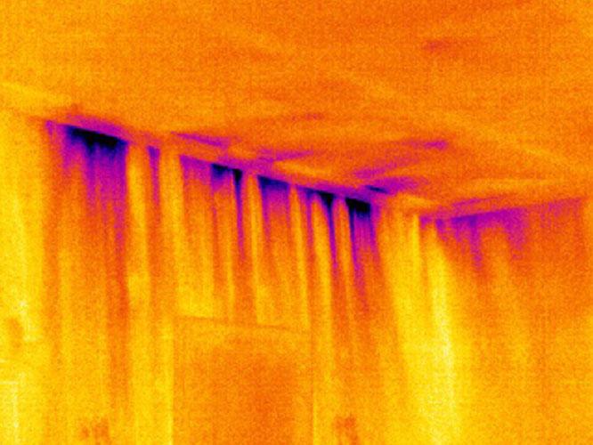 Termisk bilde av et rom med fargeskala som viser temperaturforskjeller i vegger og tak.