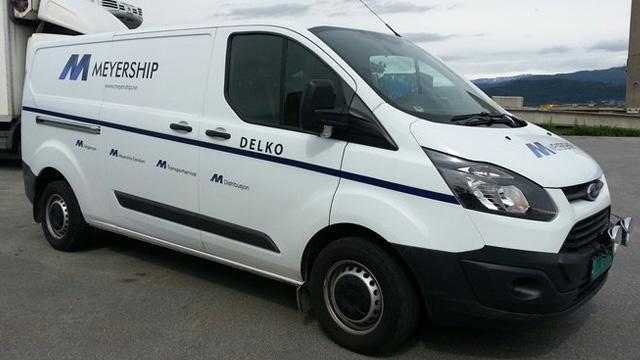 En hvit varebil med Meyership-logoen, parkert på en asfaltvei.