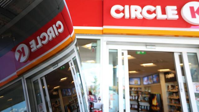 Inngang til en Circle K butikk med tydelig logo og produkter synlige inne.