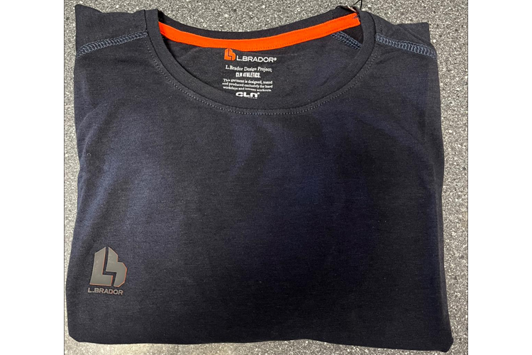 Mørk blå t-skjorte med oransje detaljer og logo fra Libaudop, liggende på en grå overflate.
