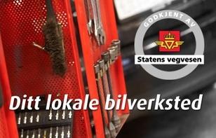 Verktøy og utstyr i et bilverksted med logoen til Statens vegvesen i bakgrunnen.