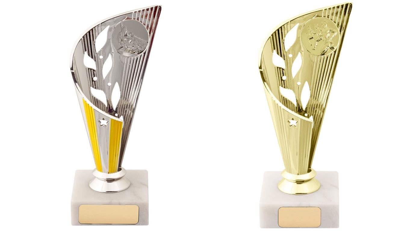 Tofargede trofeer i sølv og gull med en moderne design, plassert på en marmorbase.