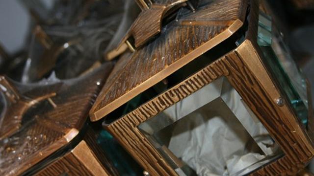 Flere dekorative lanternene i metall med glassvinduer og detaljerte mønstre.