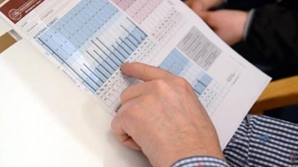 En hånd peker på et diagram med data og statistikk på et papirark.