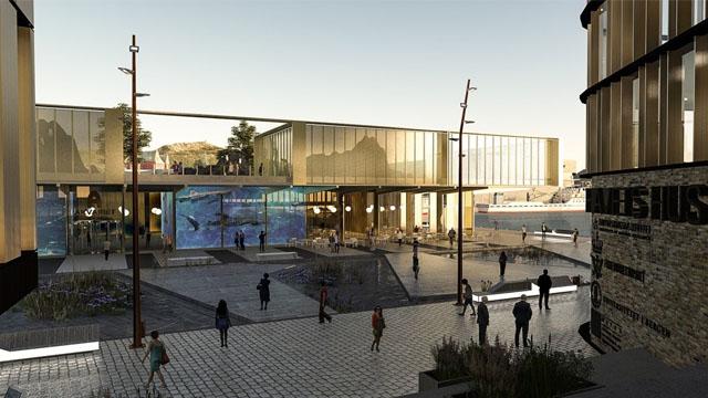 Moderne bygning med glassfasade og folk som går på torget i en urban setting.
