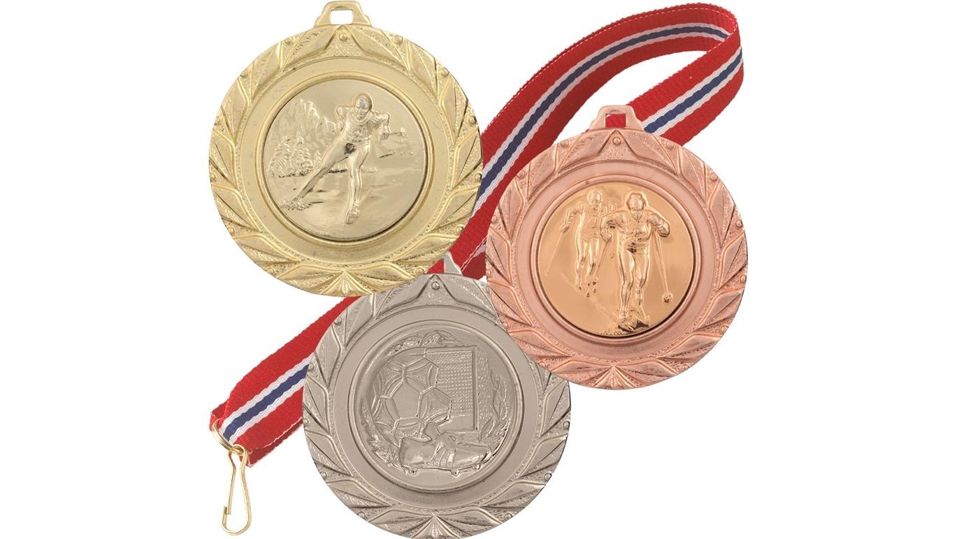 Tre medaljer i gull, sølv og bronse med bånd i rødt, hvitt og blått, symboliserer sportslige prestasjoner.