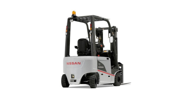 En Nissan gaffeltruck med elektrisk drift, designet for effektiv materialhåndtering i lager.