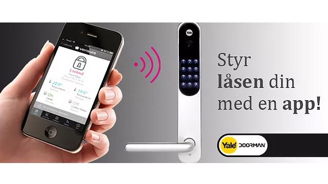 En hånd som holder en smarttelefon med en app for å styre en digital lås med en moderne design.