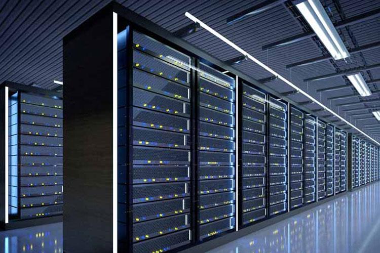 Moderne datasenter med flere rack med servere og LED-belysning i et stilrent miljø.