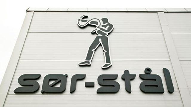Logoen til Sør-Stål med en stilisert figur som holder en metallslange.