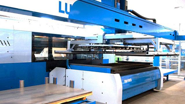 En blå CNC-maskin i en moderne fabrikk, designet for presis kutting av materialer.