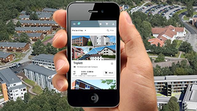 En hånd holder en smarttelefon som viser bilder av bygninger og boligområder.
