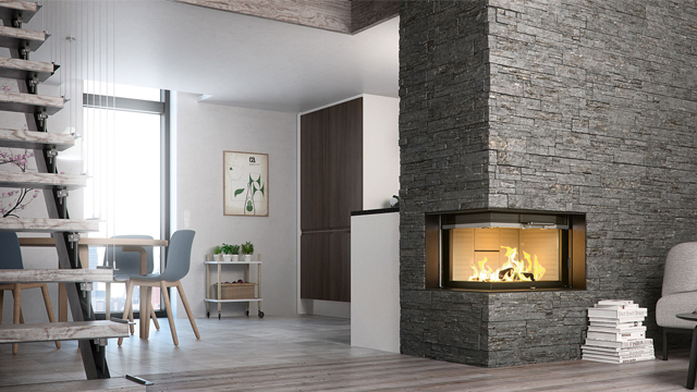 Moderne stue med peis, trapp i tre og spisebord med stoler i et lyst rom.