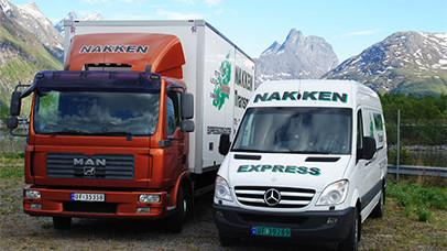 To lastebiler fra Nakken, en oransje MAN og en hvit Mercedes varebil, med fjell i bakgrunnen.