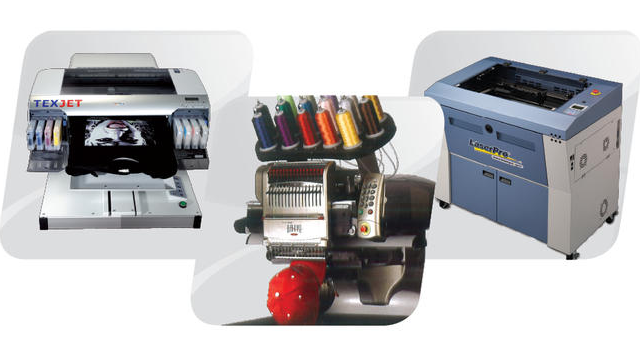 Bilde av tre forskjellige trykkmaskiner, inkludert en tekstilprinter og en laserprinter med fargerike blekkpatroner.