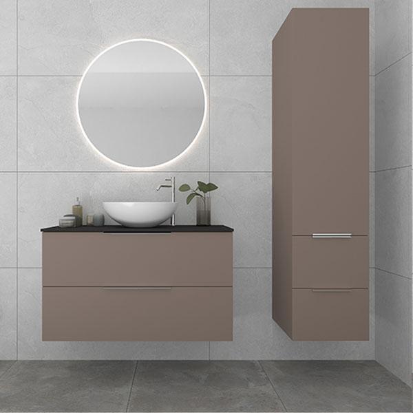 Moderne baderom med en rund speil, vask med kran og en vegghengt skap i beige farge.