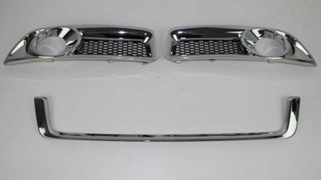 Kromdetaljer til bilgrill med to lysåpninger og en horisontal stang.