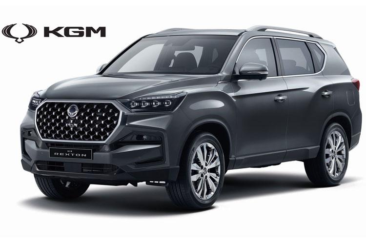En moderne SUV med en elegant design, grå farge og karakteristisk grill, merket KGM.
